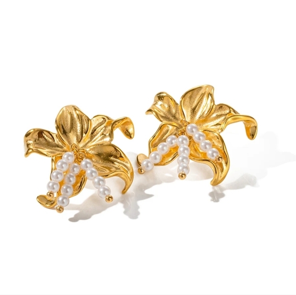 Golden Flower Earrings 🌼 🌸 ✨️ - Picture 2 of 9